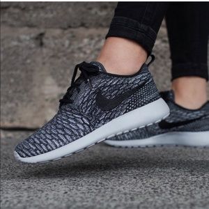 Nike Roshe gray/ Black flyknit sneakers